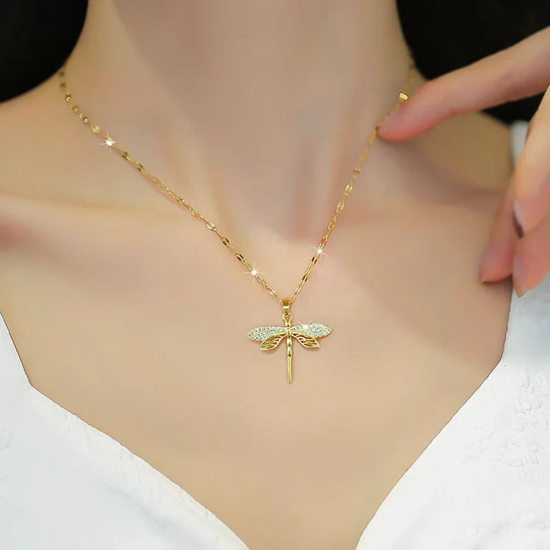 The alloy personalized dragonfly pendant necklace is a fashionable gift for women, girls, collarbone chains and party jewelry