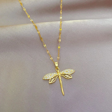The alloy personalized dragonfly pendant necklace is a fashionable gift for women, girls, collarbone chains and party jewelry