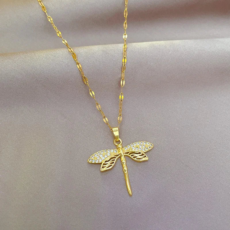 The alloy personalized dragonfly pendant necklace is a fashionable gift for women, girls, collarbone chains and party jewelry