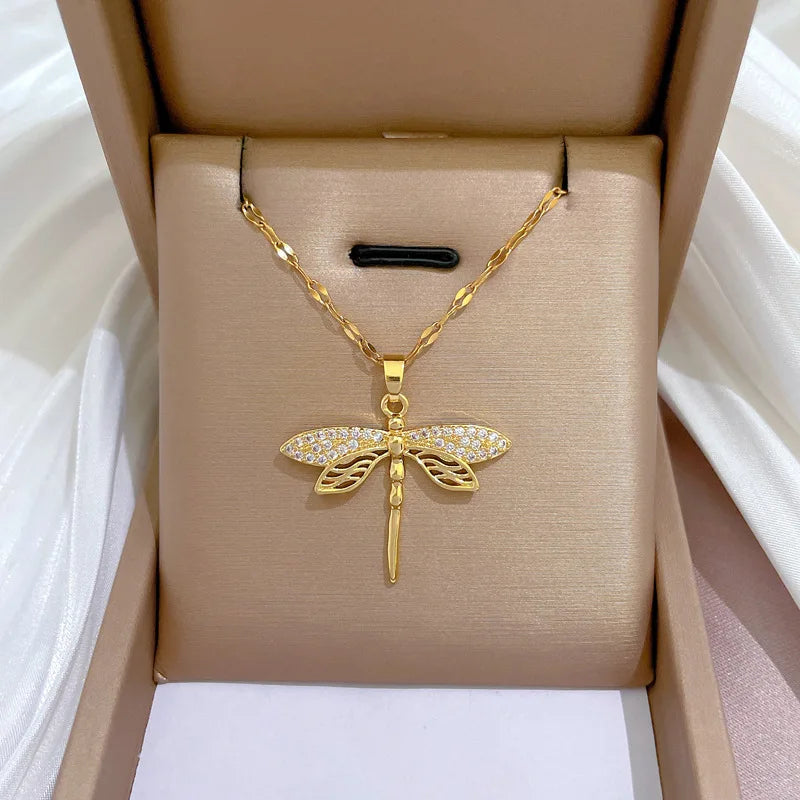 The alloy personalized dragonfly pendant necklace is a fashionable gift for women, girls, collarbone chains and party jewelry