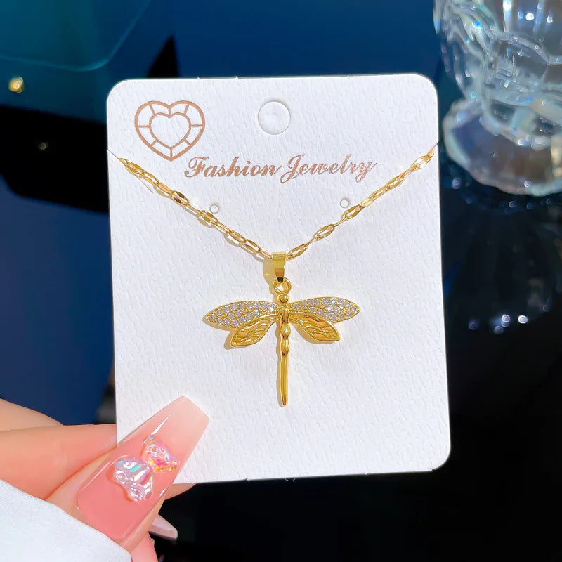 The alloy personalized dragonfly pendant necklace is a fashionable gift for women, girls, collarbone chains and party jewelry