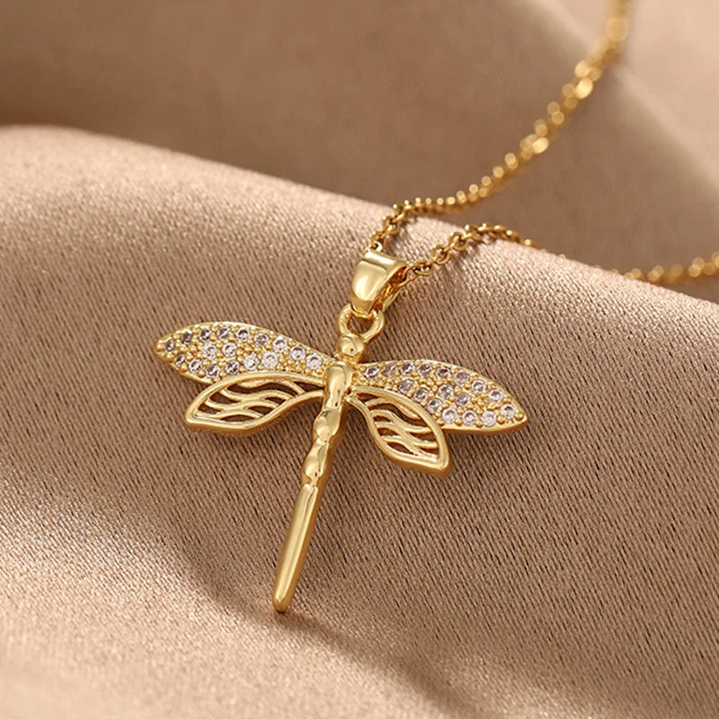 The alloy personalized dragonfly pendant necklace is a fashionable gift for women, girls, collarbone chains and party jewelry