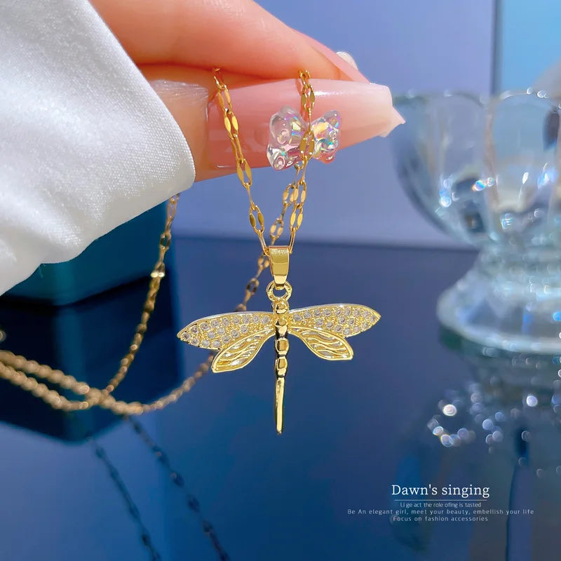 The alloy personalized dragonfly pendant necklace is a fashionable gift for women, girls, collarbone chains and party jewelry